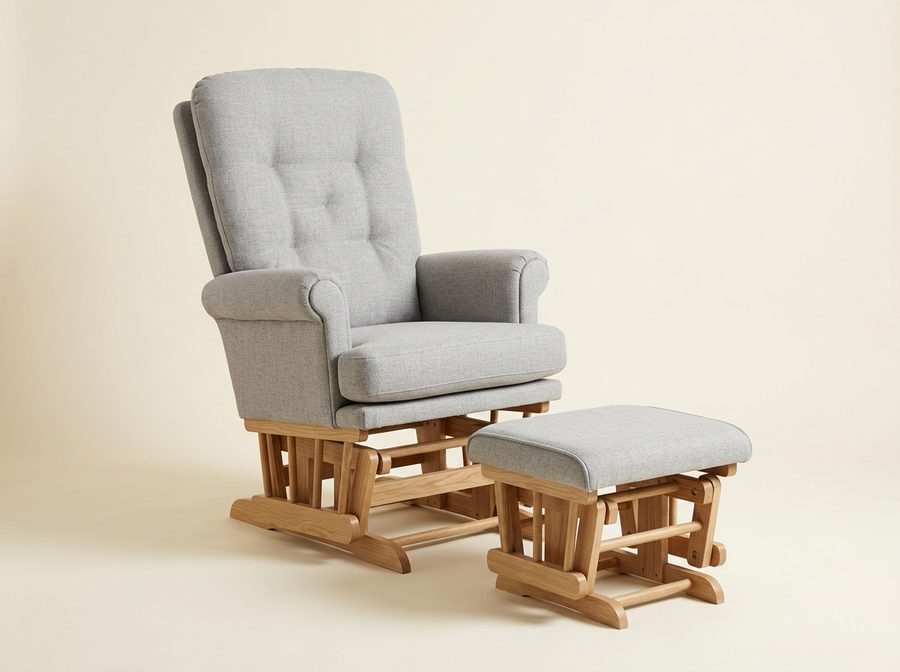 Fauteuil d’allaitement à bascule en tissu gris clair sur socle en bois, avec son repose-pieds assorti