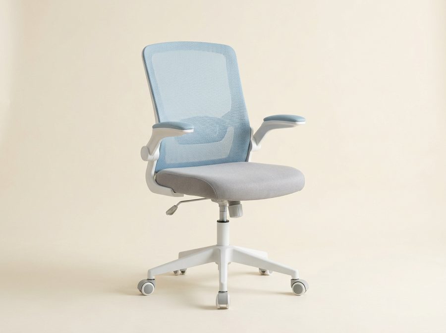 Fauteuil de bureau à dossier en maille bleu pâle, assise grise, accoudoirs relevables et piètement blanc