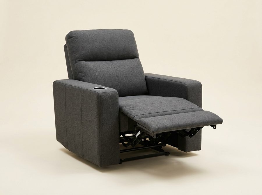Fauteuil de cinéma maison en tissu anthracite, porte-gobelet dans l’accoudoir, repose-jambes déployé