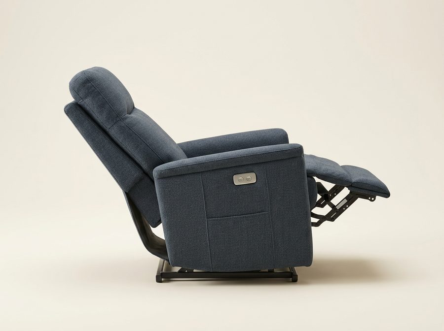 Fauteuil relax électrique en tissu bleu-gris vu de profil, dossier incliné, repose-jambes levé, deux boutons sur le flanc de l’accoudoir